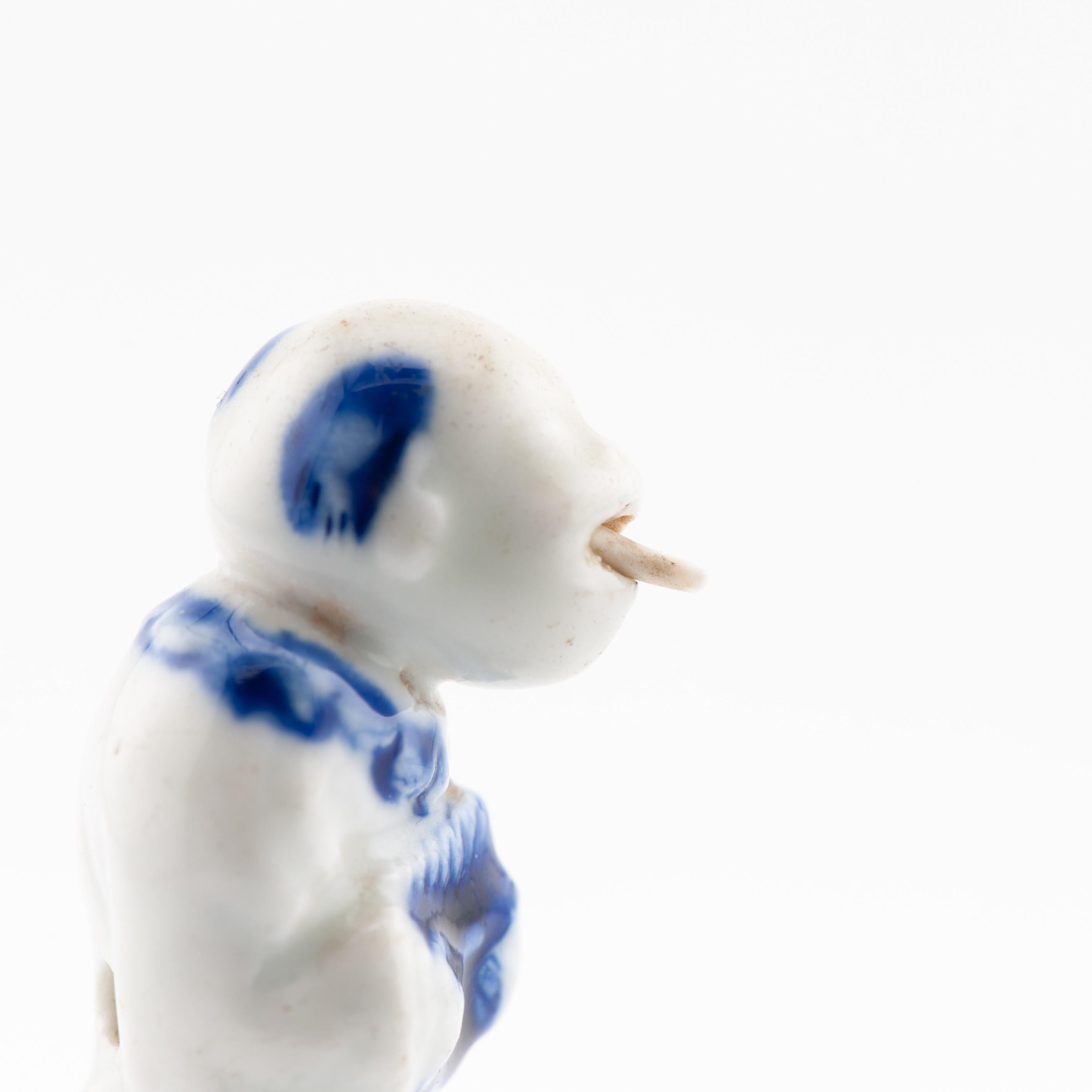 Ancien singe dansant japonais Hirado Netsuke Sanbosa de la période Meiji du 19e siècle Bon état - En vente à Amsterdam, Noord Holland