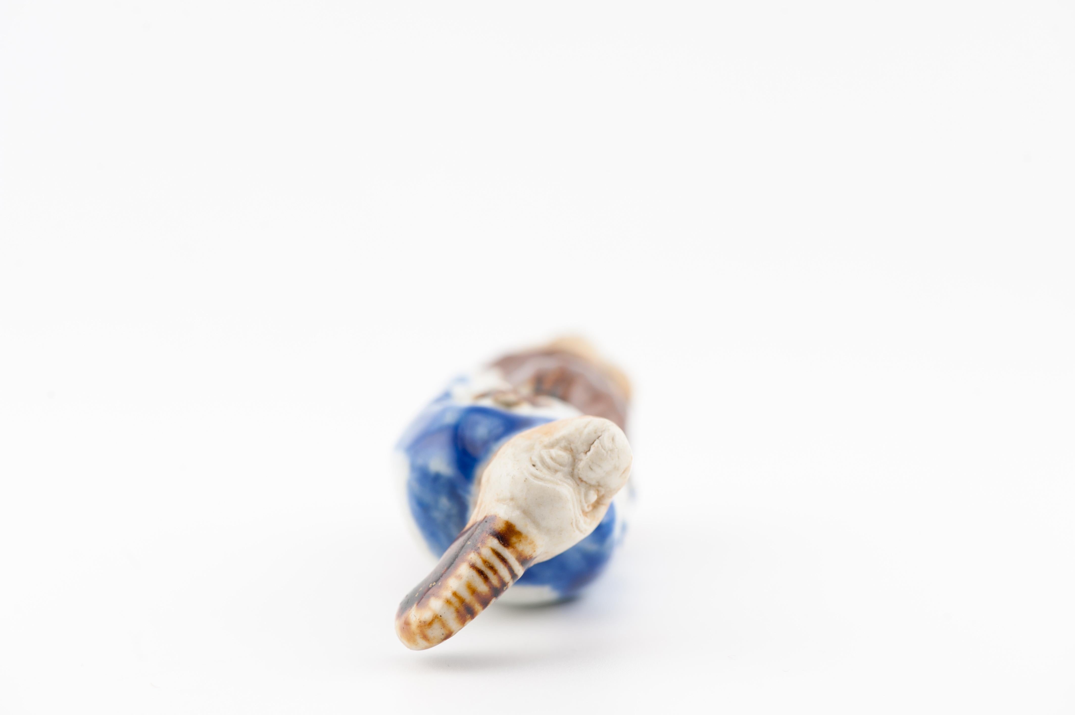 Porcellana Antico Hirado Netsuke giapponese del periodo Meiji 19C con scimmia danzante Sanbosa in vendita