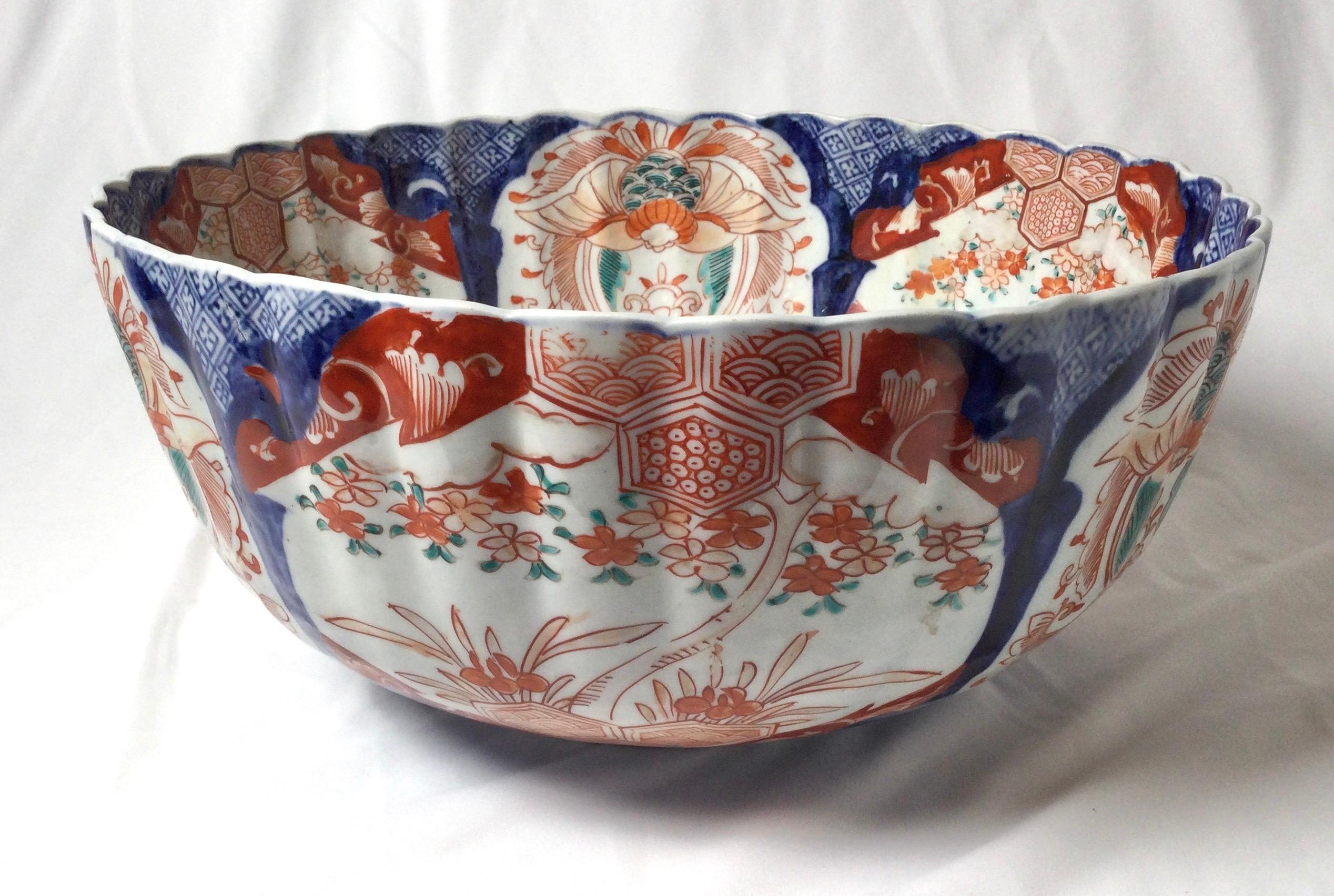 Classic cobalt blue and iron red Imari scalloped bowl with scalloped rim. The white porcelain with Japanese hand painted decoration with green accents. Measure: Large 13.5 inches in diameter.