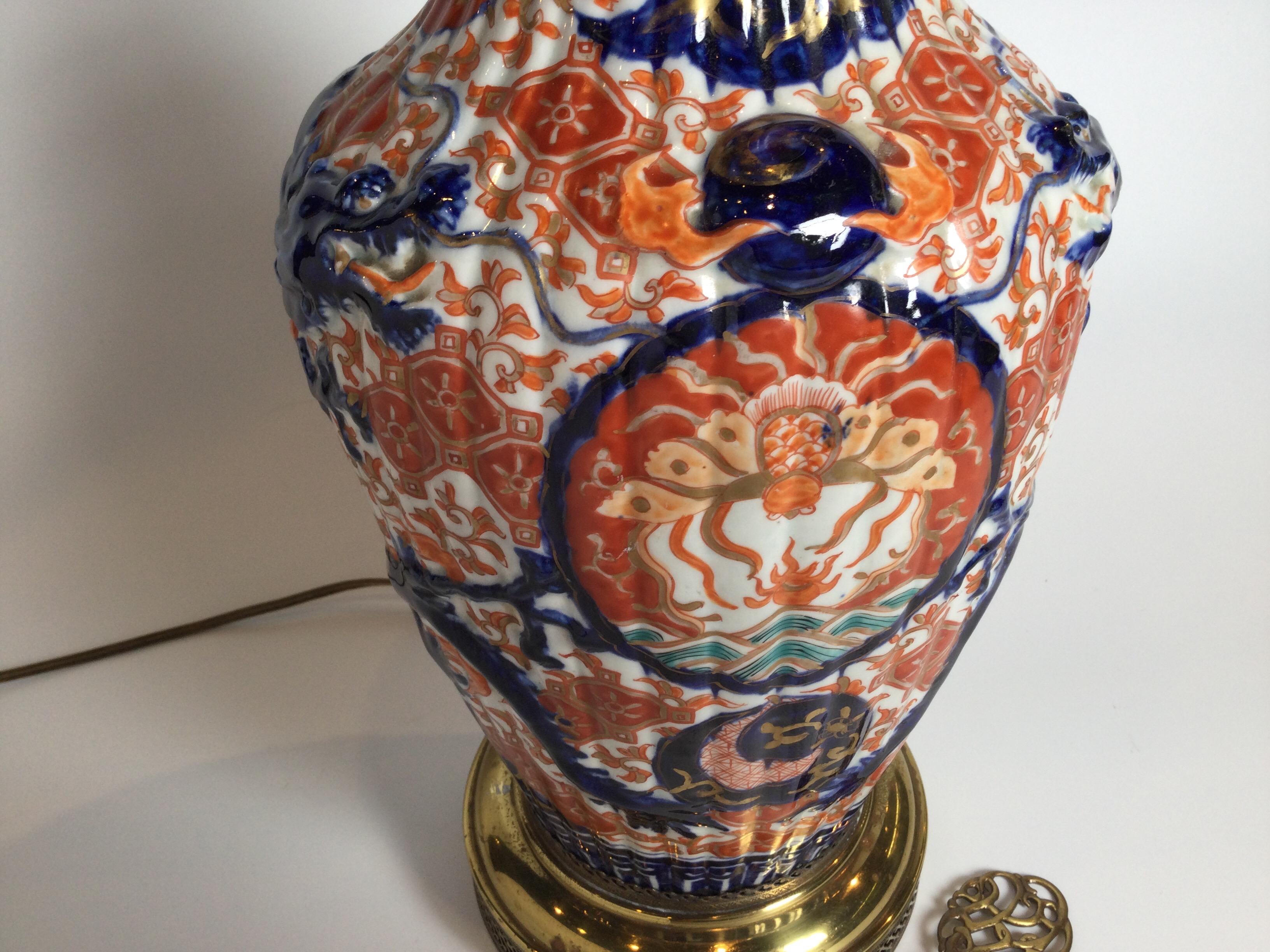 Peint à la main Ancienne lampe en porcelaine Imari de la période Meiji en vente