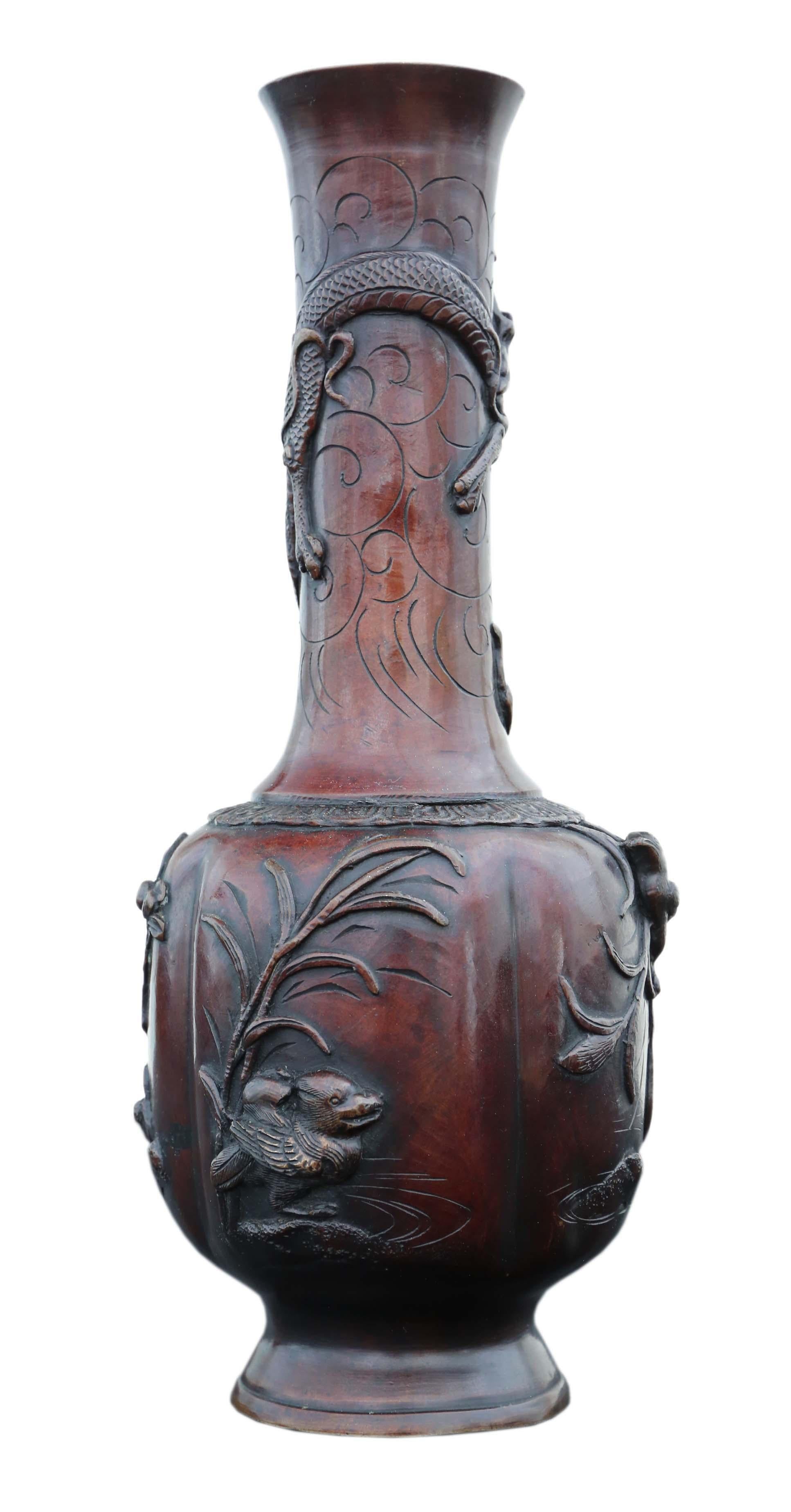 Vase japonais en bronze de la période Meiji.
Il serait magnifique au bon endroit. La meilleure couleur et la meilleure patine.
Dimensions totales maximales : 31 cm de haut x 14 cm de diamètre (bouche intérieure de 4,5 cm de diamètre). Poids : 1,5