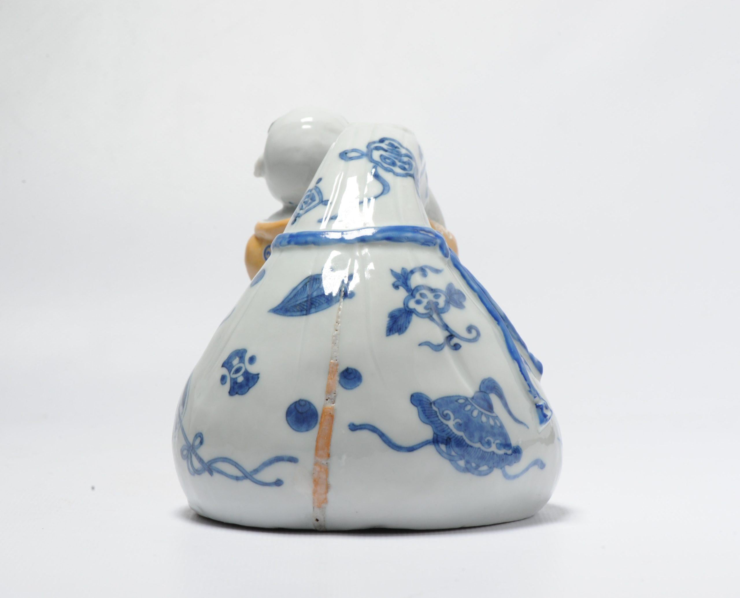 Si tratta di un antico vaso da sake in porcellana di Hirado di fattura molto particolare. Un oggetto in porcellana dipinto a mano con i colori blu Hirado e marrone/giallo sottosmalto sulla bellissima porcellana bianca. Ha una grande espressione