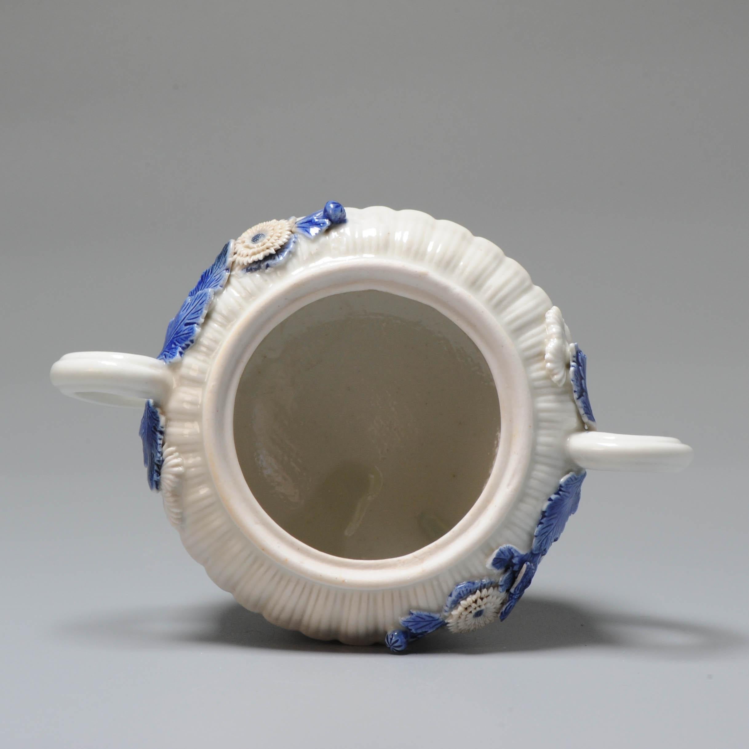 Il s'agit d'un pot à sucre joliment façonné et décoré.

Objet en porcelaine peint à la main avec des émaux bleus surglacés et sous glaçure. Il est doté d'une belle porcelaine blanche. Les appliques de fleurs sont très belles.

Informations