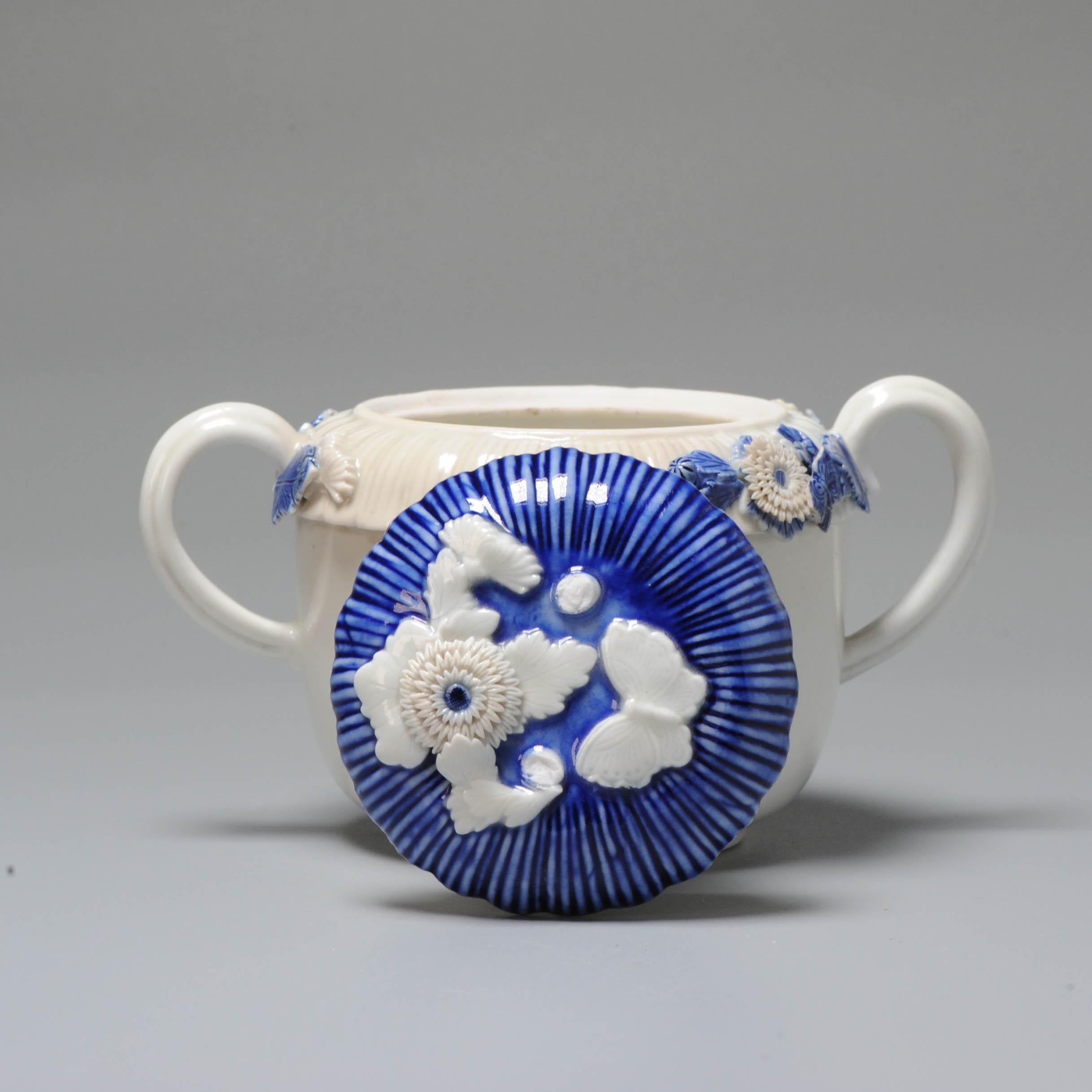 Antique Meiji Period Japanese Hirado Sugar Pot with Flower Appliques, 19th Cen In Good Condition For Sale In Amsterdam, Noord Holland