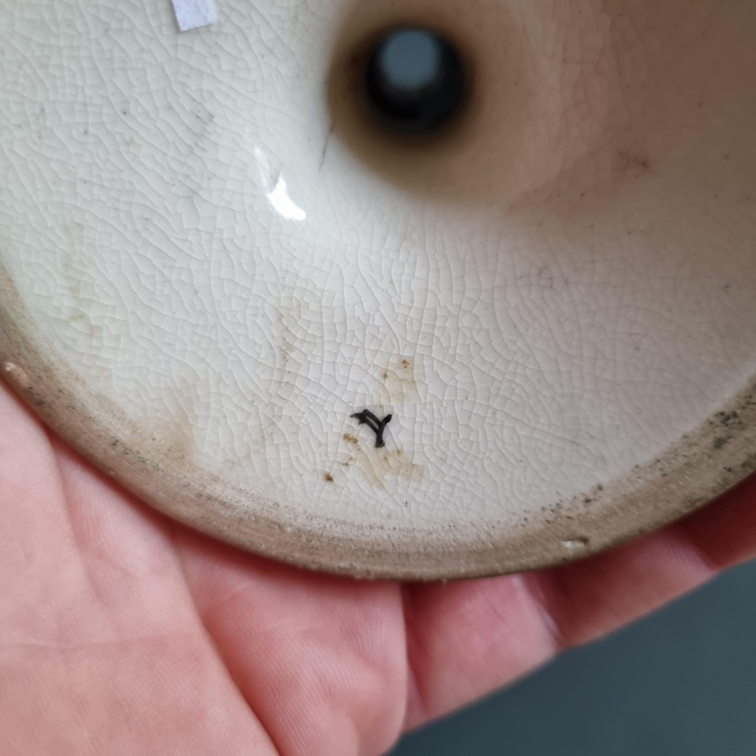Antico bastoncino di candela giapponese di Satsuma del periodo Meiji con decorazioni floreali contrassegnato In condizioni buone in vendita a Amsterdam, Noord Holland