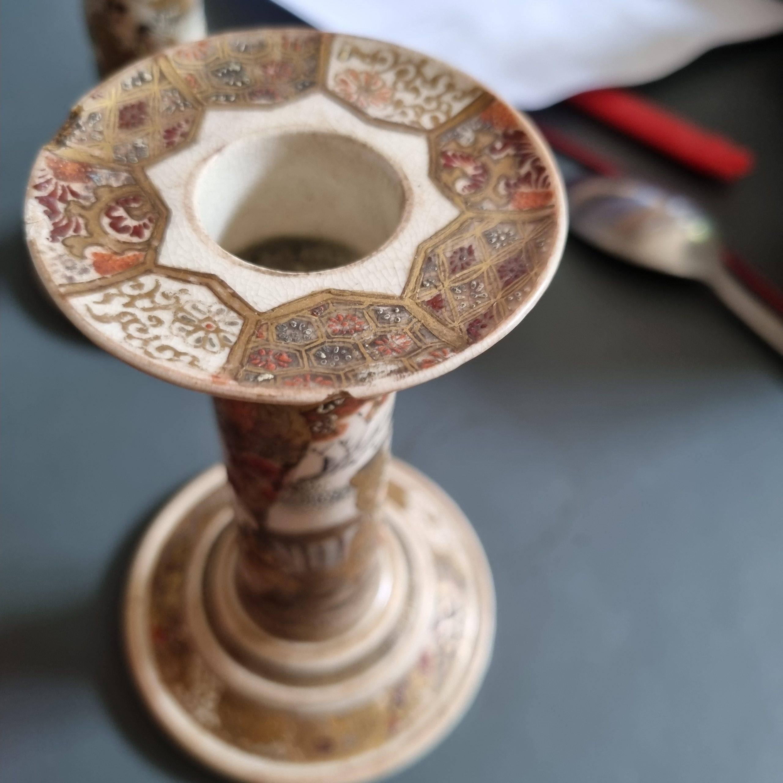 Porcellana Antico bastoncino di candela giapponese di Satsuma del periodo Meiji con decorazioni floreali contrassegnato in vendita