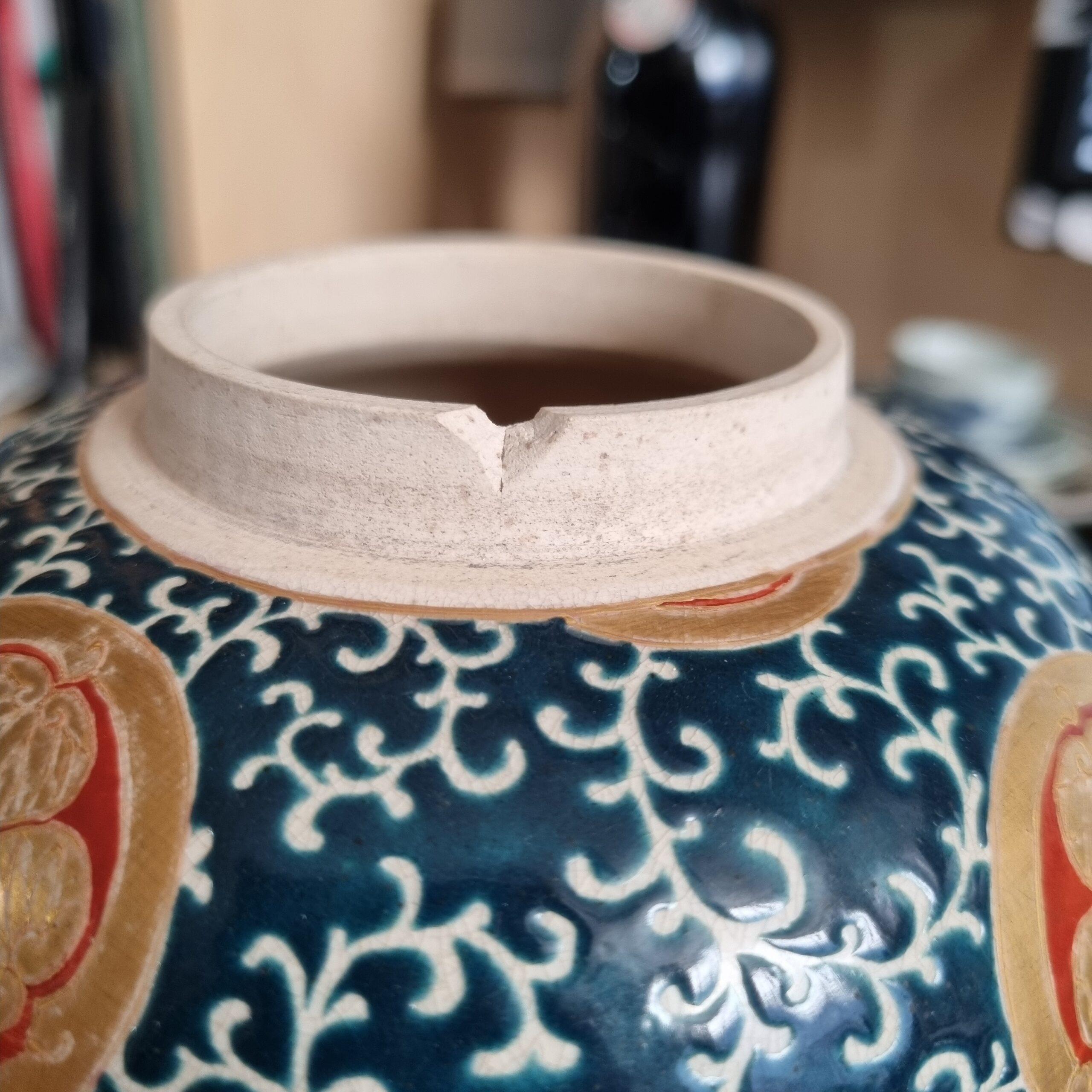 Antique Meiji Period Japanese Satsuma Jar/Vase Gosu Blue with Wooden Lid In Good Condition For Sale In Amsterdam, Noord Holland
