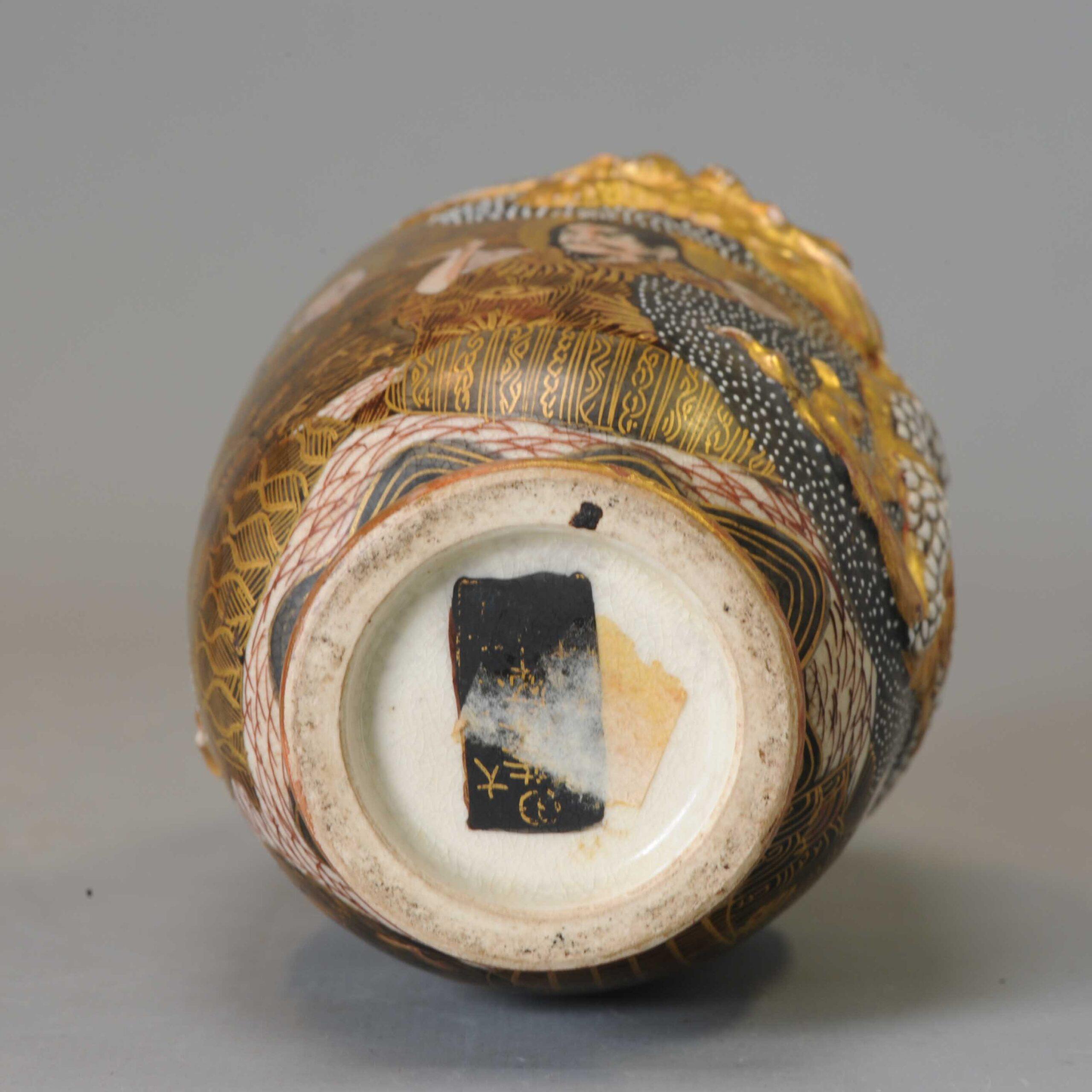 Antike japanische Satsuma-Vase aus der Meiji-Periode mit Drachenschnabel, Choshuzan-Werkstatt im Zustand „Gut“ im Angebot in Amsterdam, Noord Holland