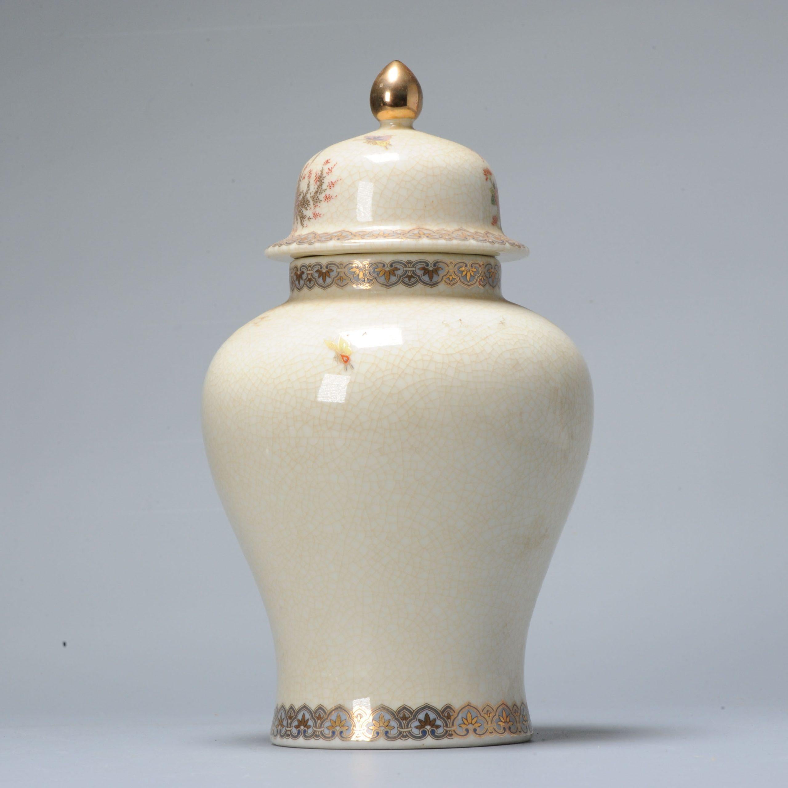 Fabuleuse et petite jarre japonaise en faïence.

Marque à la base.

Seconde moitié du XXe siècle.

Informations complémentaires :
MATERIAL : Porcelaine et poterie
Type : Vase
Style japonais : Satsuma
Région d'origine : Japon
Période : 20e siècle