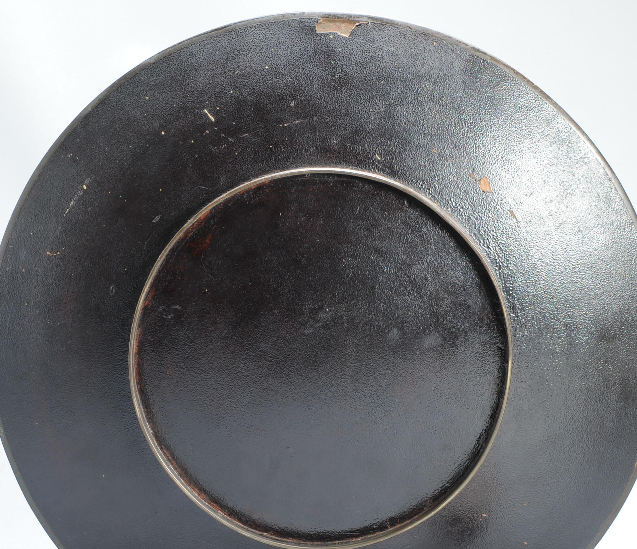 Antico piatto da parete giapponese del periodo Meiji con fiori di quaglie in bronzo, XIX secolo In condizioni buone in vendita a Amsterdam, Noord Holland