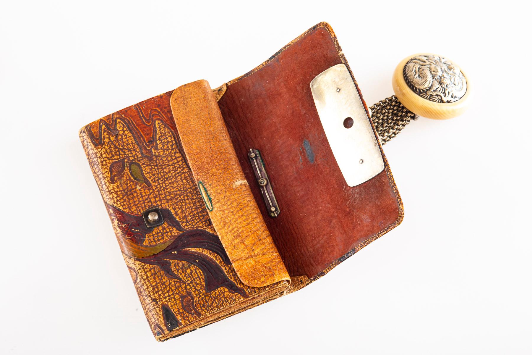 Antike japanische Brieftasche aus der Meiji-Periode (Inro) und Netsuke im Zustand „Gut“ im Angebot in Stamford, CT