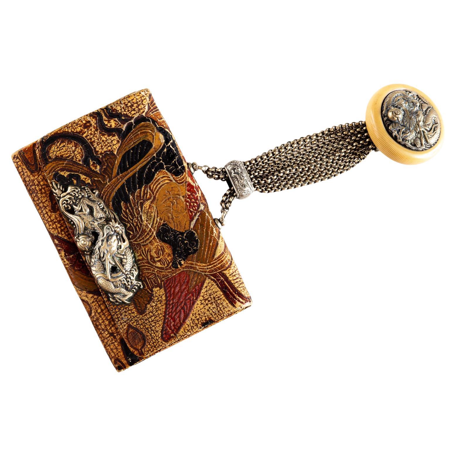 Antike japanische Brieftasche aus der Meiji-Periode (Inro) und Netsuke im Angebot