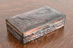 Antico portagioie orientale in rame del periodo Meiji con pavoni