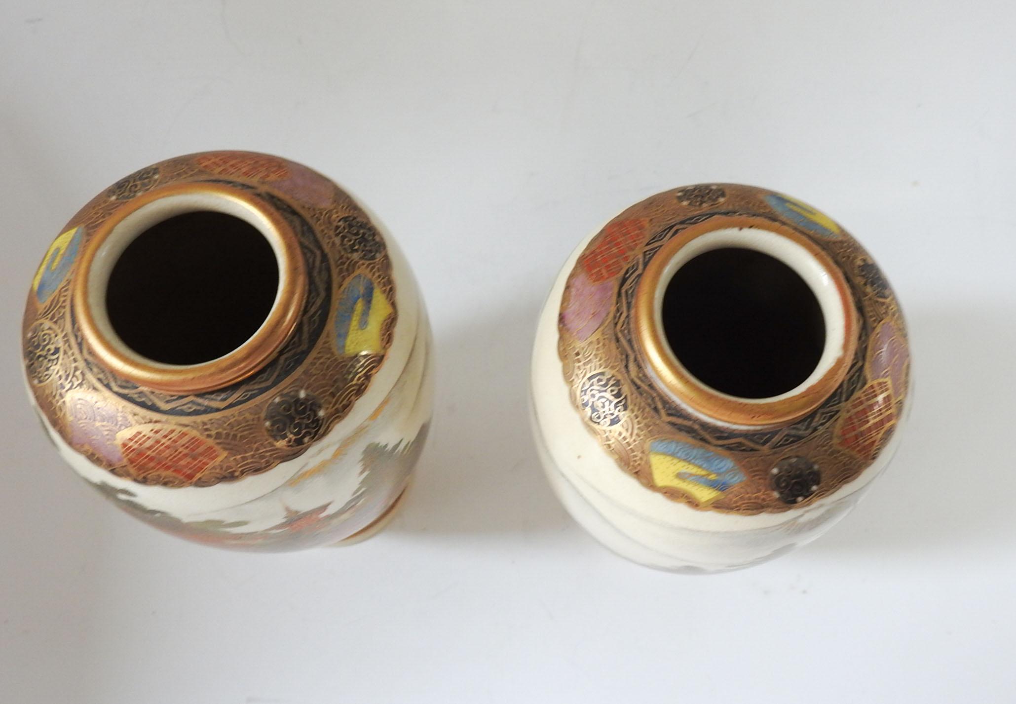 Antike Satsuma-Shimazu-Vasen aus der Meiji-Zeit - ein Paar im Zustand „Relativ gut“ im Angebot in Seguin, TX