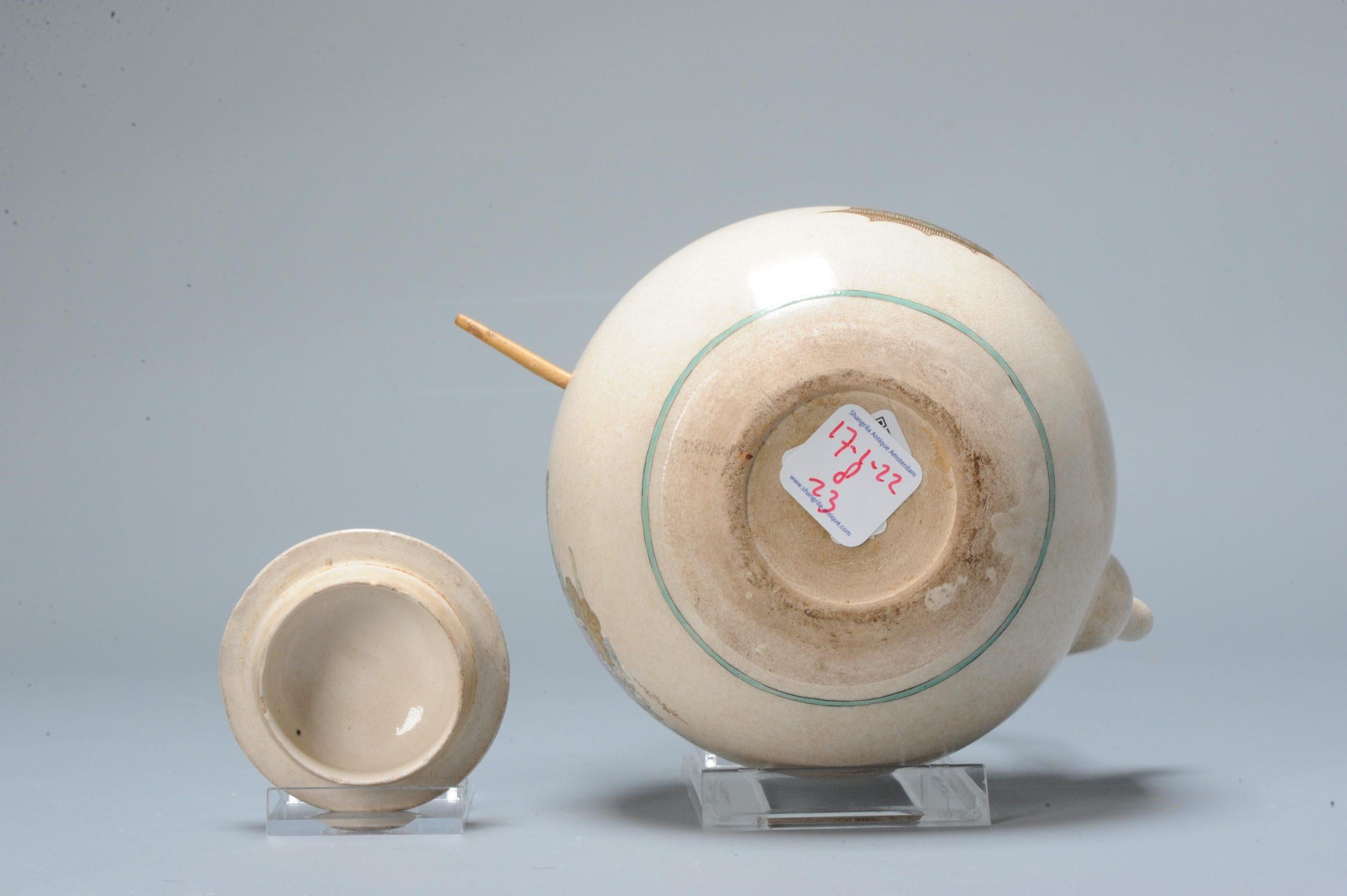 Japonais Théière Satsuma ancienne de la période Meiji, fleurs et papillons, fin 19e/début 20e en vente