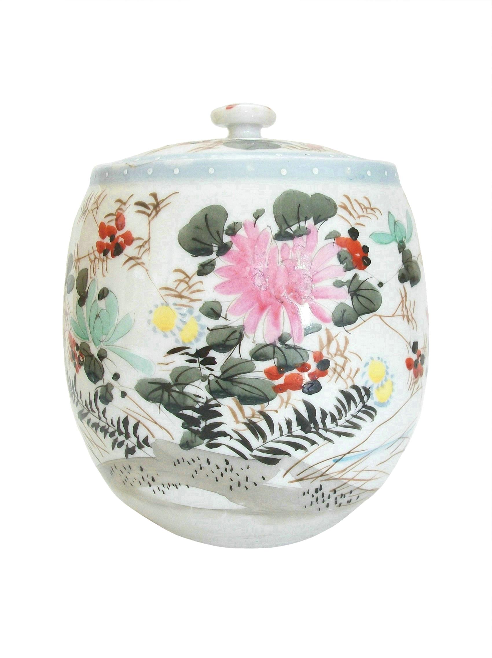 Japanese Antique Meiji Wucai Style Porcelain Jar & Cover, Japan, Early 20th Century For Sale