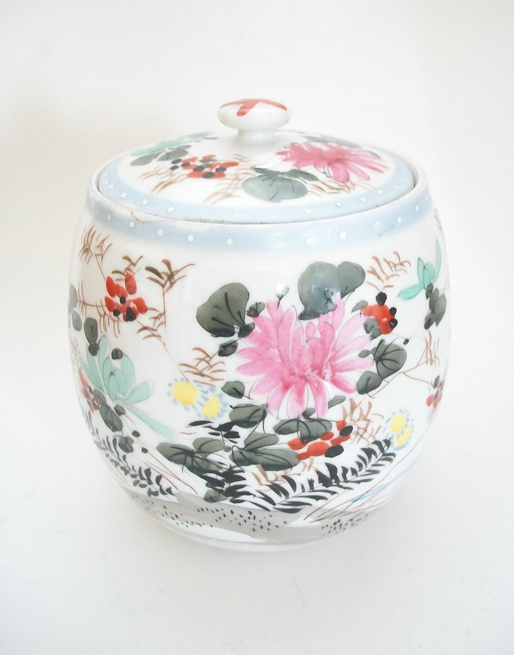 Hand-Crafted Antique Meiji Wucai Style Porcelain Jar & Cover, Japan, Early 20th Century For Sale