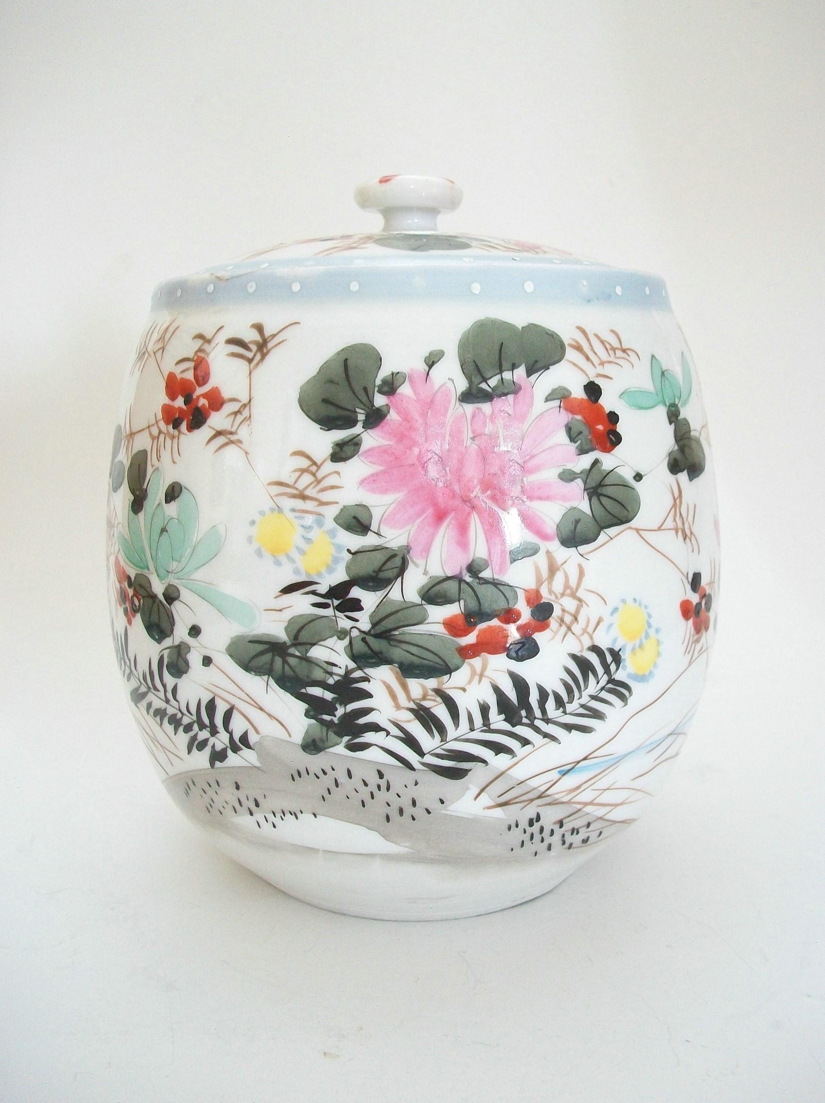 Antique Meiji Wucai Style Porcelain Jar & Cover, Japan, Early 20th Century In Good Condition For Sale In Chatham, ON