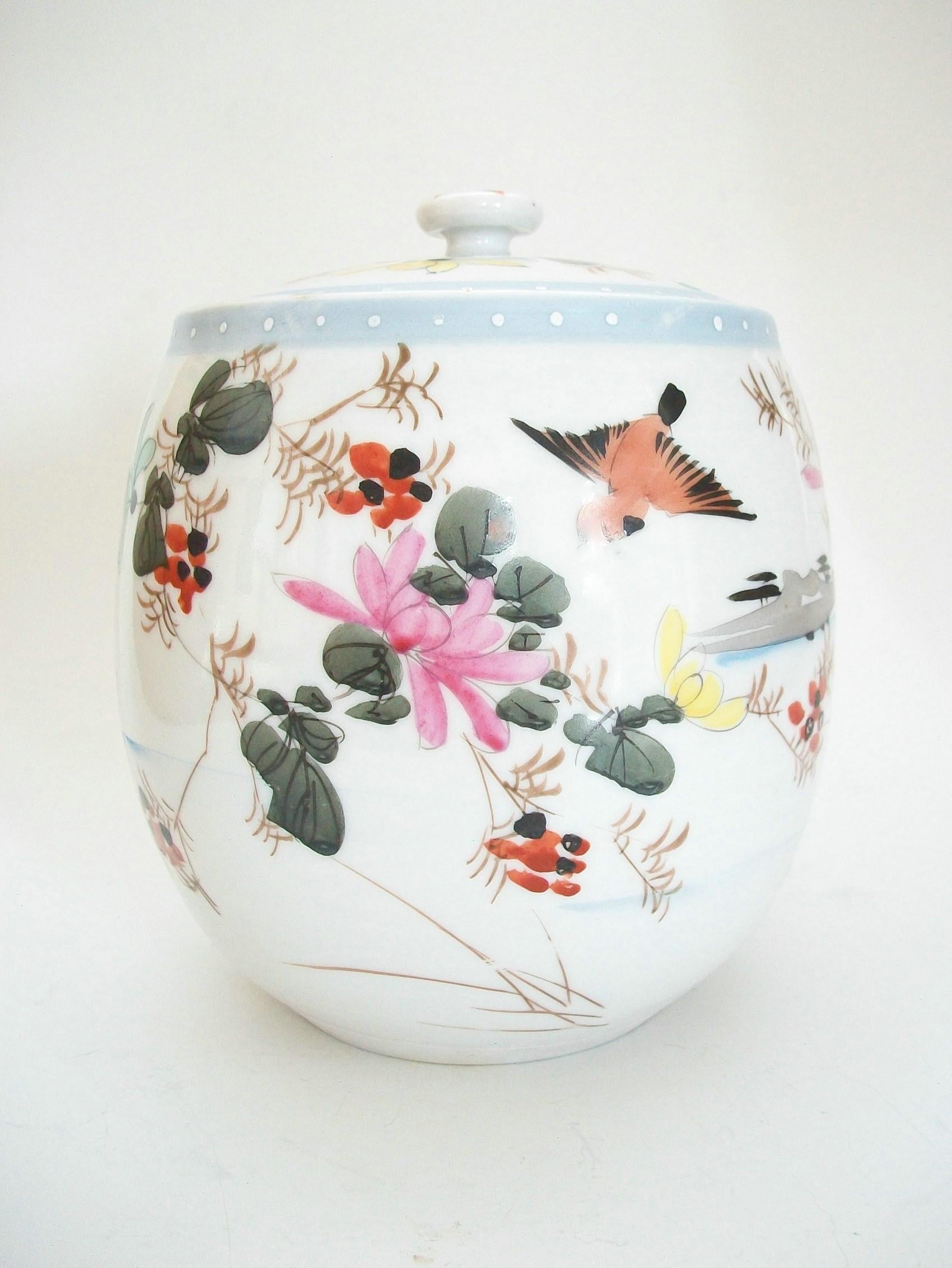 Antique Meiji Wucai Style Porcelain Jar & Cover, Japan, Early 20th Century For Sale 1