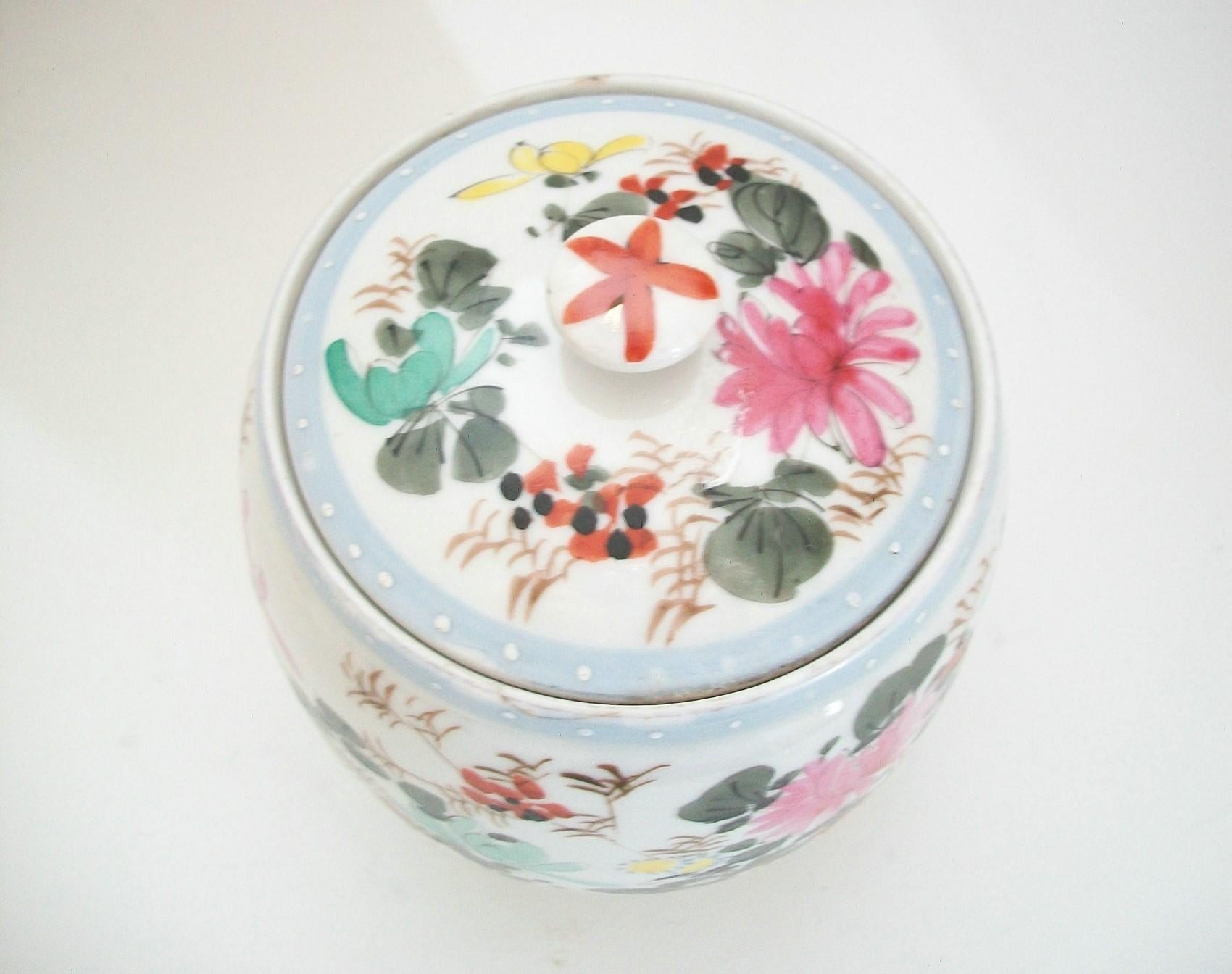 Antique Meiji Wucai Style Porcelain Jar & Cover, Japan, Early 20th Century For Sale 2