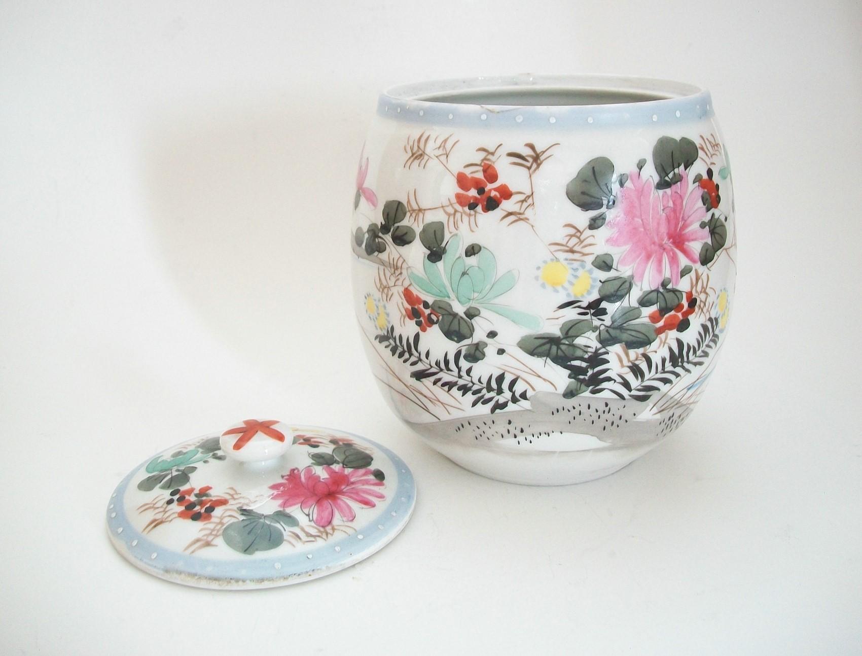 Antique Meiji Wucai Style Porcelain Jar & Cover, Japan, Early 20th Century For Sale 3