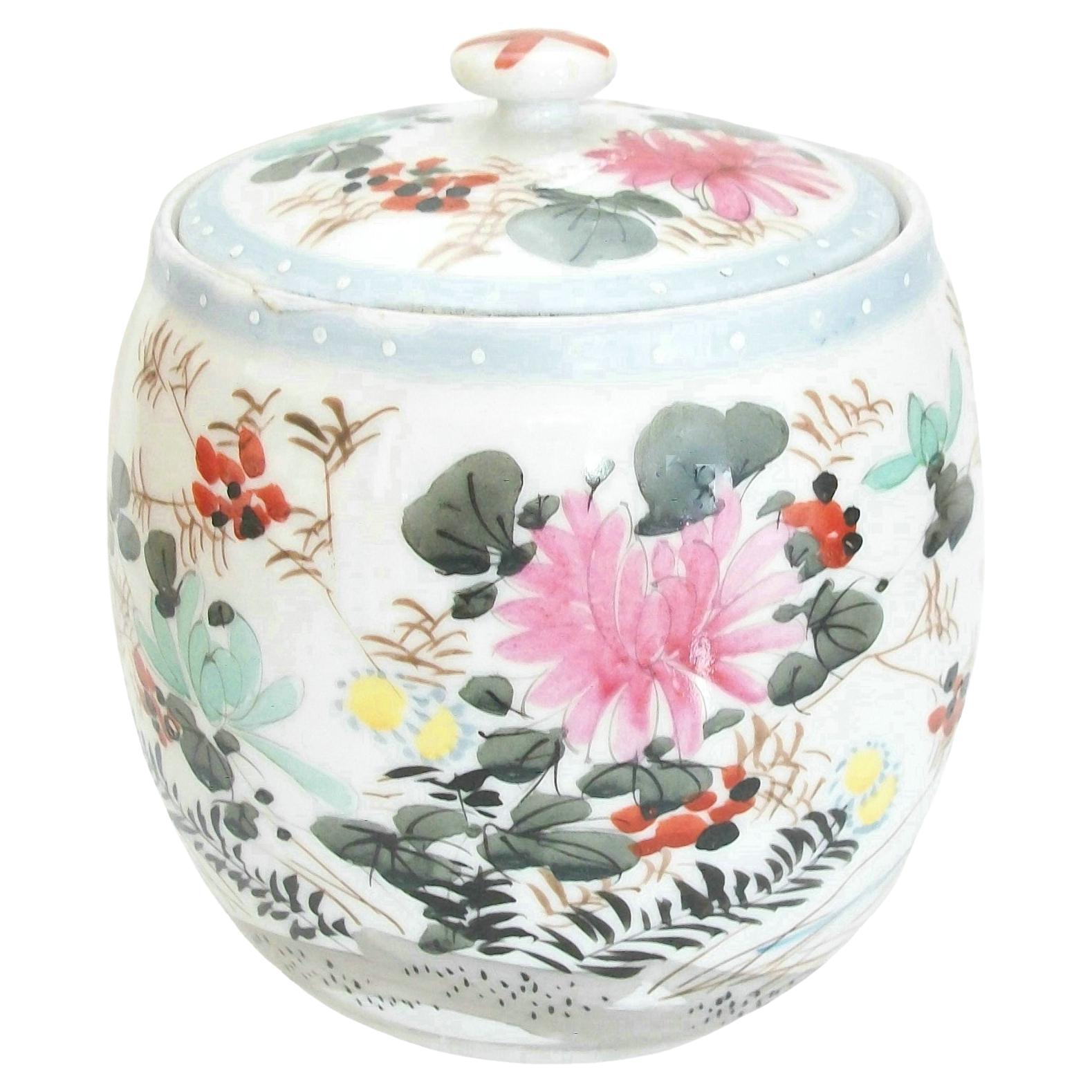 Antique Meiji Wucai Style Porcelain Jar & Cover, Japan, Early 20th Century For Sale