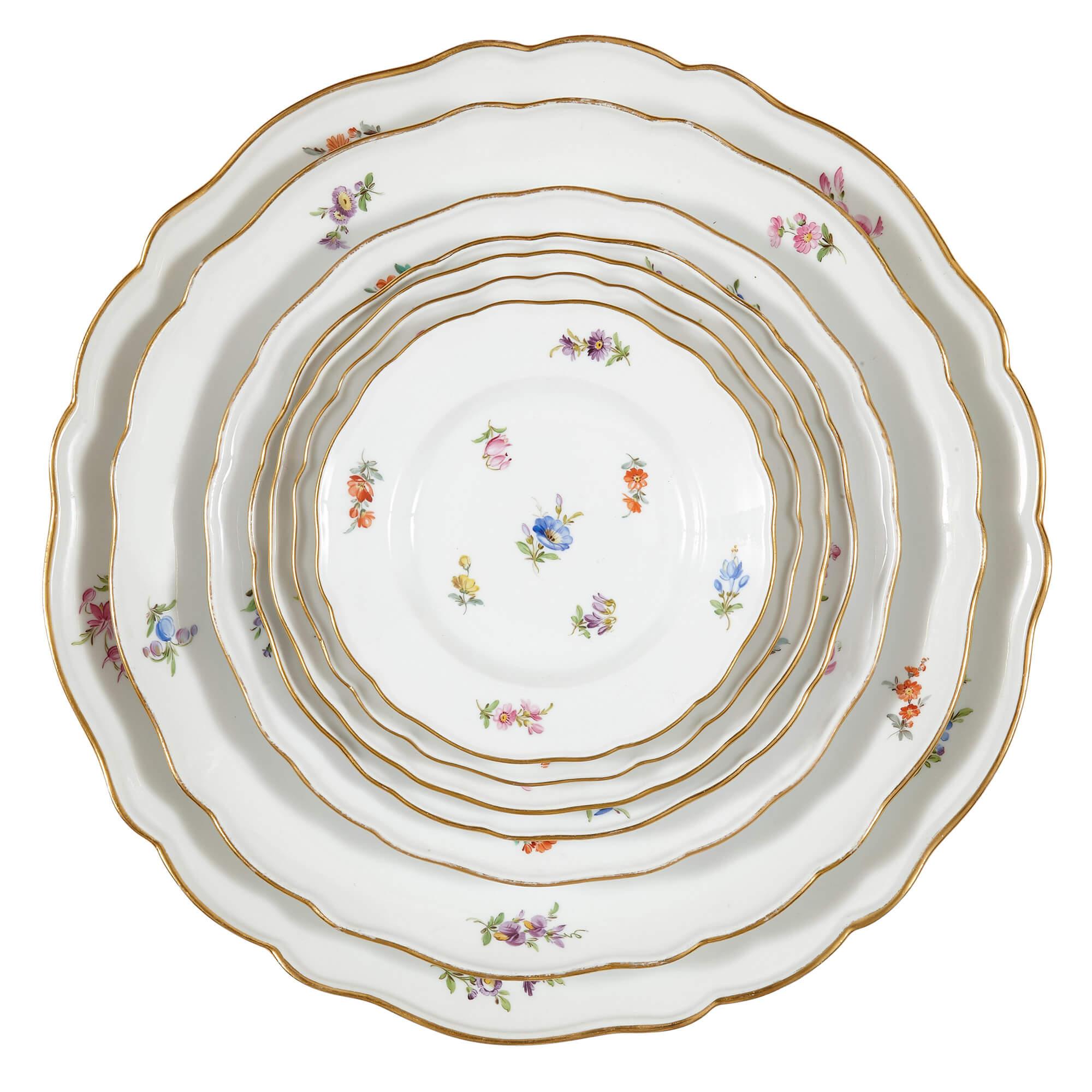 Porcelaine Service de table floral ancien de Meissen de 68 pièces en vente