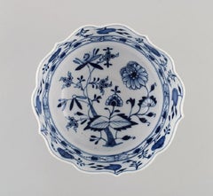 Antique Meissen Blue Onion bowl in hand-painted porcelain. Approx. 1900.