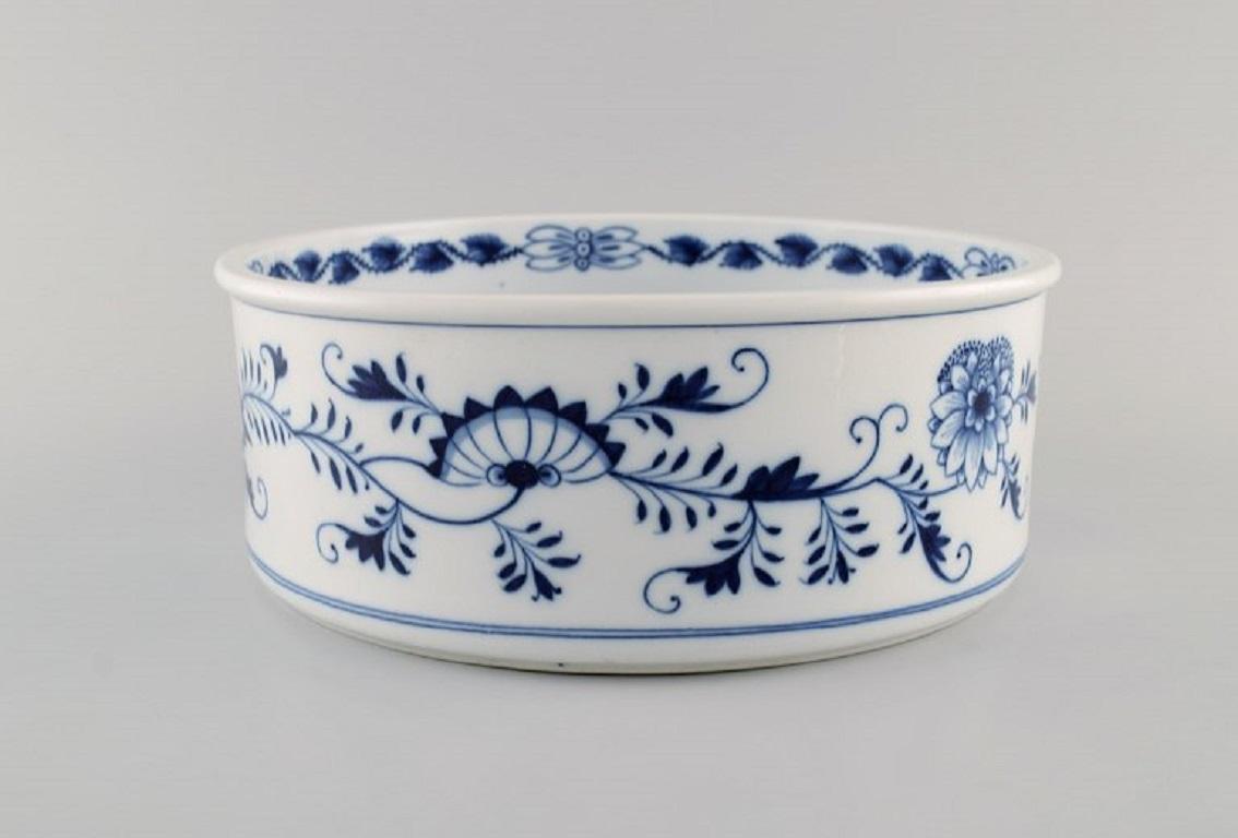 Antique Meissen blue onion bowl in hand-painted porcelain. 
Approx. 1900.
Measures: 23.5 x 9 cm.
In excellent condition.
Stamped.
1st factory quality.