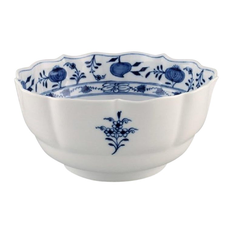 Antique Meissen Blue Onion bowl in hand-painted porcelain. Approx. 1900.