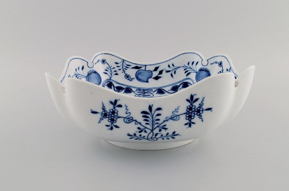 Antique Meissen blue onion bowl in hand-painted porcelain. Late 19th century.
Measures: 25 x 11 cm.
In excellent condition.
Stamped.
1st factory quality.