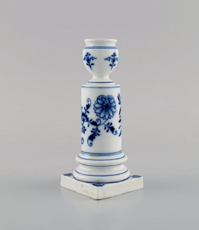Antique Meissen Blue Onion candle holder in hand-painted porcelain. 
Approx. 1900.
Measures: 14 x 5.5 cm.
In excellent condition.
Stamped.
1st factory quality.