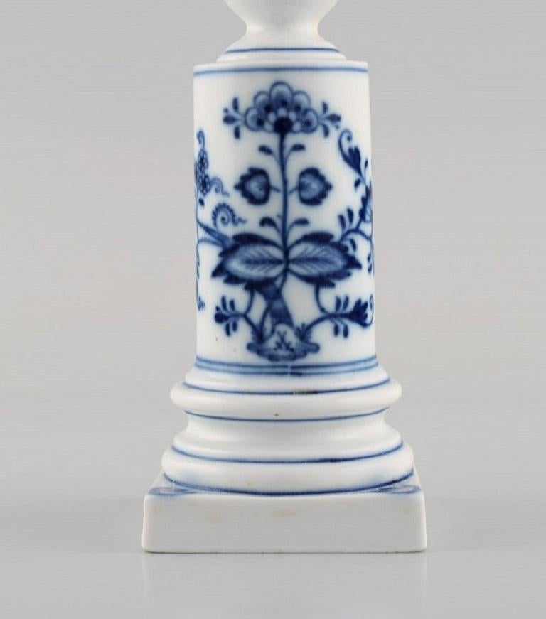 Antique Meissen Blue Onion candle holder in hand-painted porcelain. Approx. 1900 In Excellent Condition In København, Copenhagen