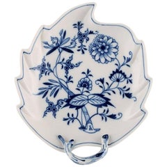 Antique plat en forme de feuille "Blue Onion" de Meissen en porcelaine peinte à la main