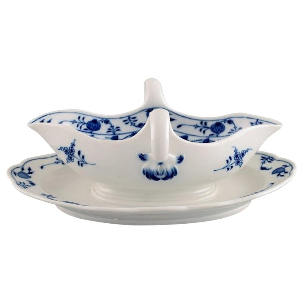 Antique Meissen "Blue Onion" Sauce Boat in Hand-Painted Porcelain, Early 20th C For Sale