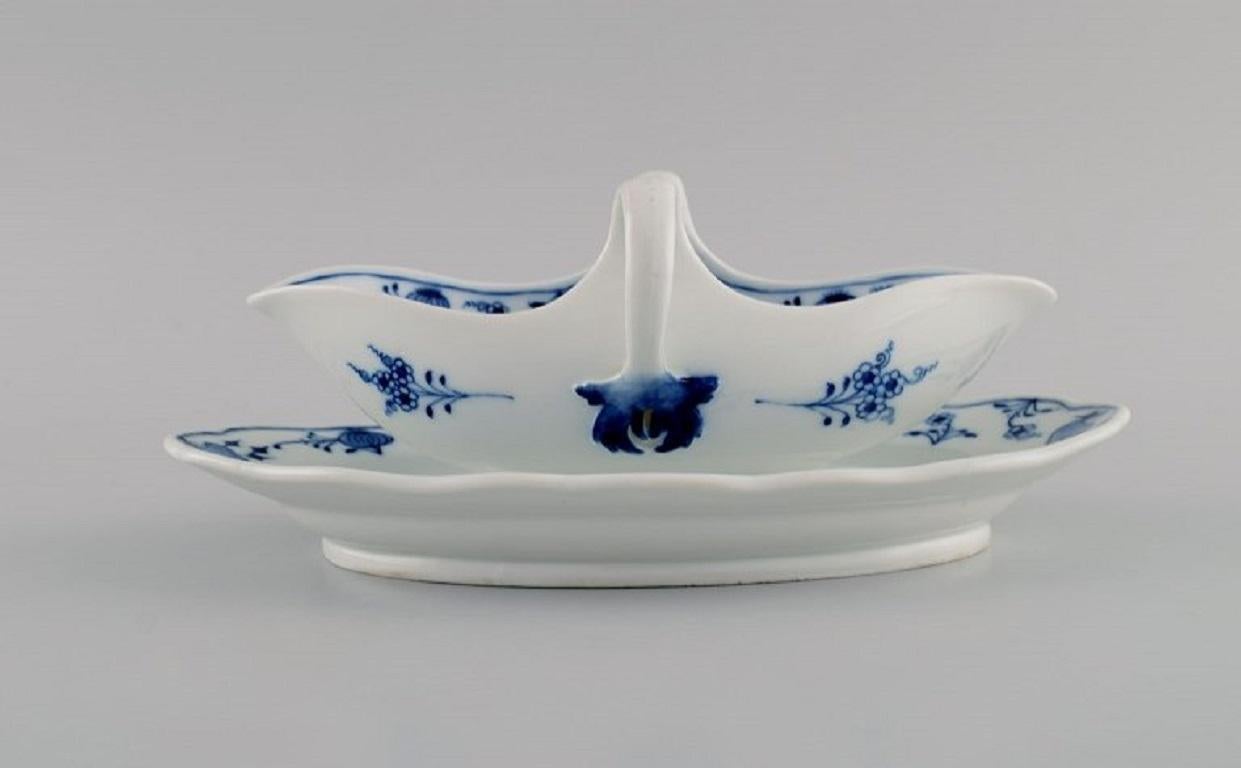 Antique Meissen blue onion sauce bowl in hand-painted porcelain. Late 19th century.
Measures: 22 x 14 x 8.5 cm.
In excellent condition.
Stamped.
3rd factory quality.
