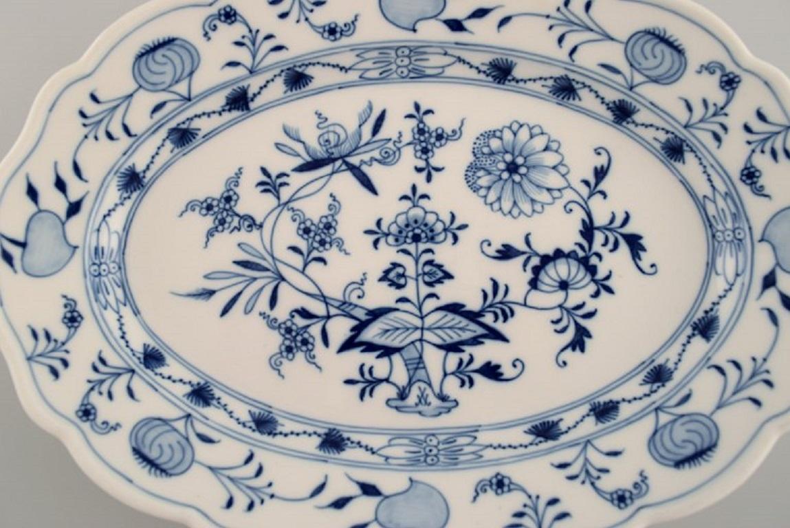 Antique Meissen blue onion serving dish in hand-painted porcelain. 
Late 19th century.
Measures: 28.5 x 20.5 x 4 cm.
In excellent condition.
Stamped.
1st factory quality.