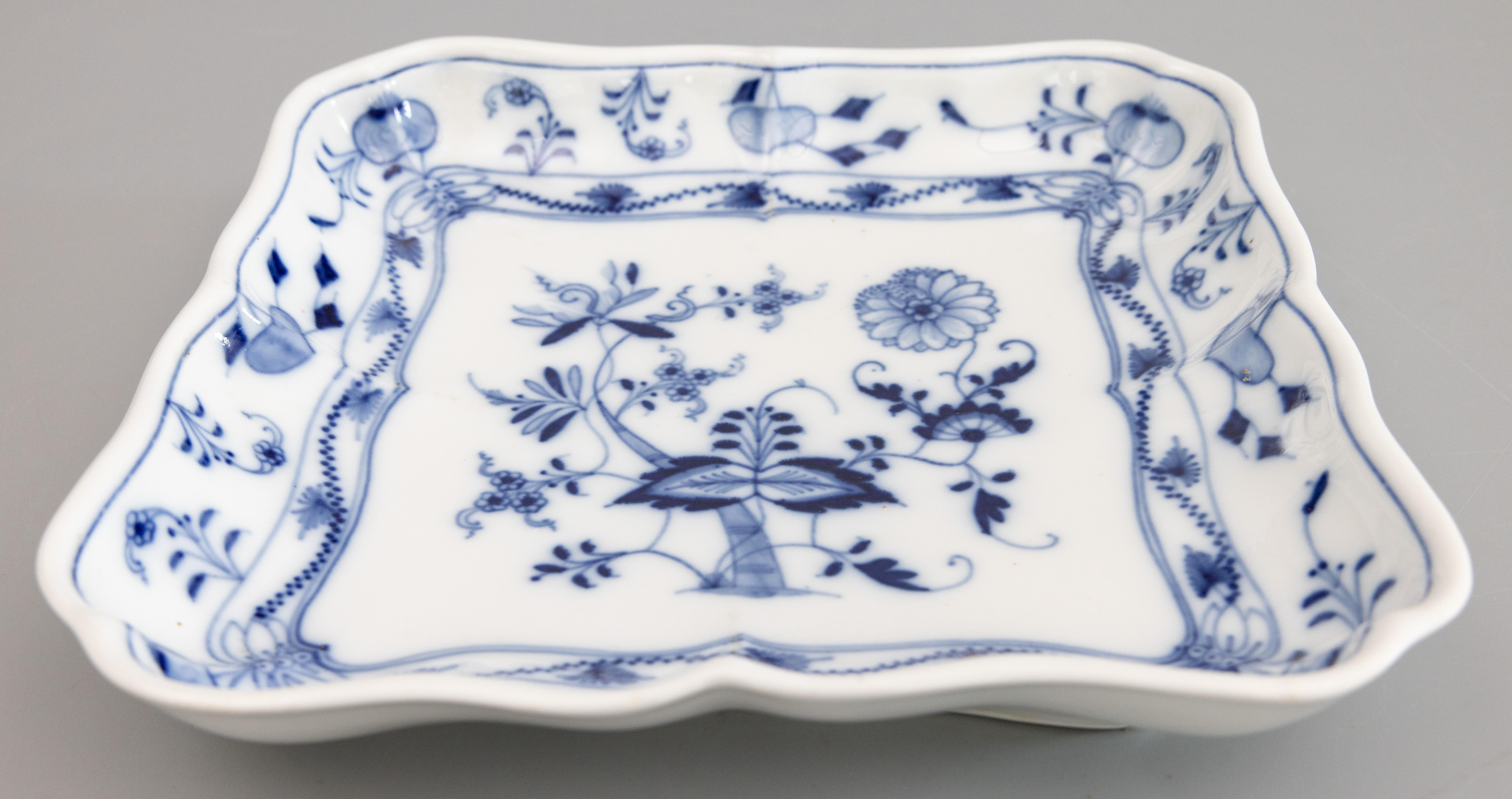 Ravissant plat ancien en porcelaine bleue de Meissen du début du 20e siècle, peint à la main en forme de carré d'oignon, avec un bord festonné. Marque imprimée et imprimée 