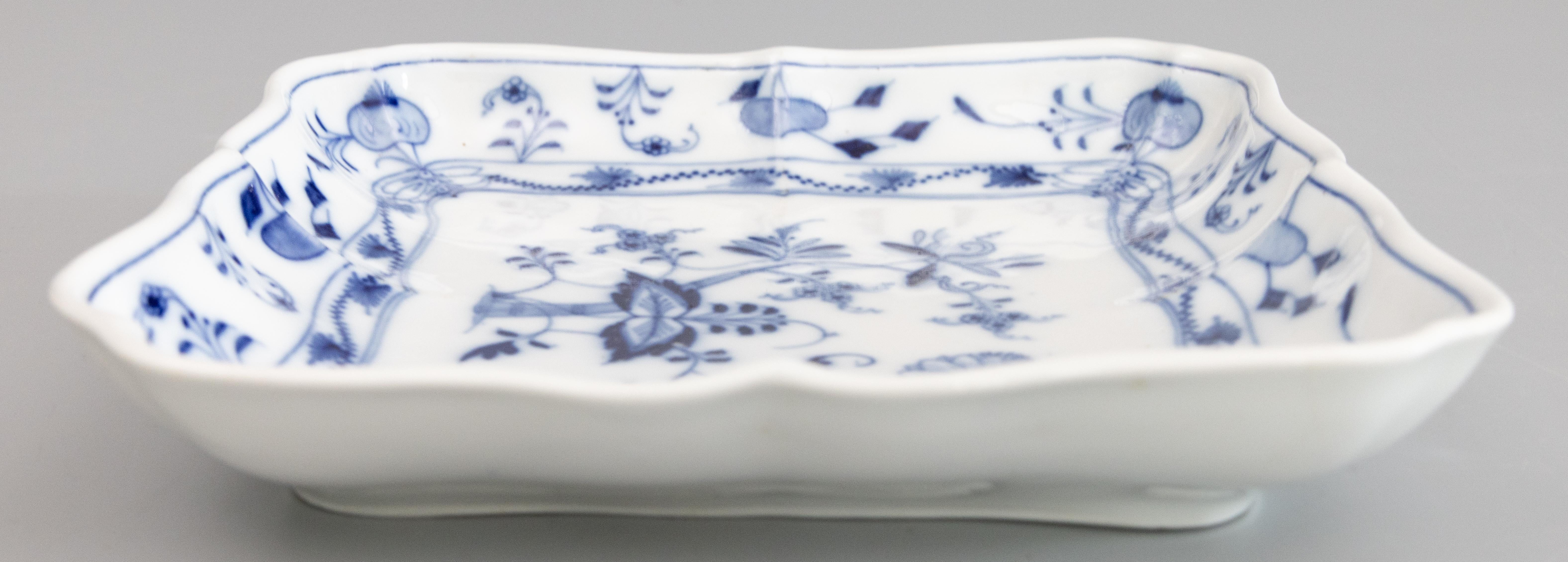 Allemand Ancien plat carré en porcelaine de Meissen festonné en forme d'oignon bleu en vente