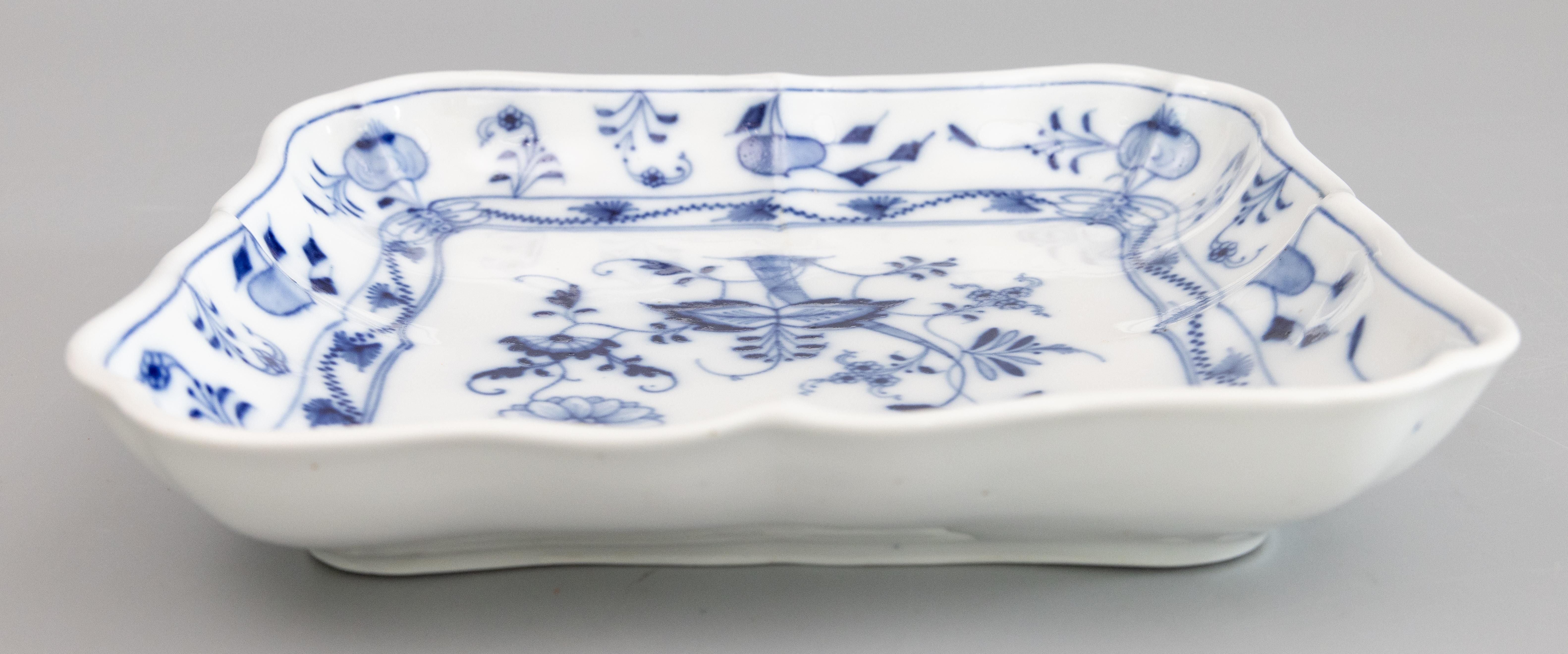 Peint à la main Ancien plat carré en porcelaine de Meissen festonné en forme d'oignon bleu en vente