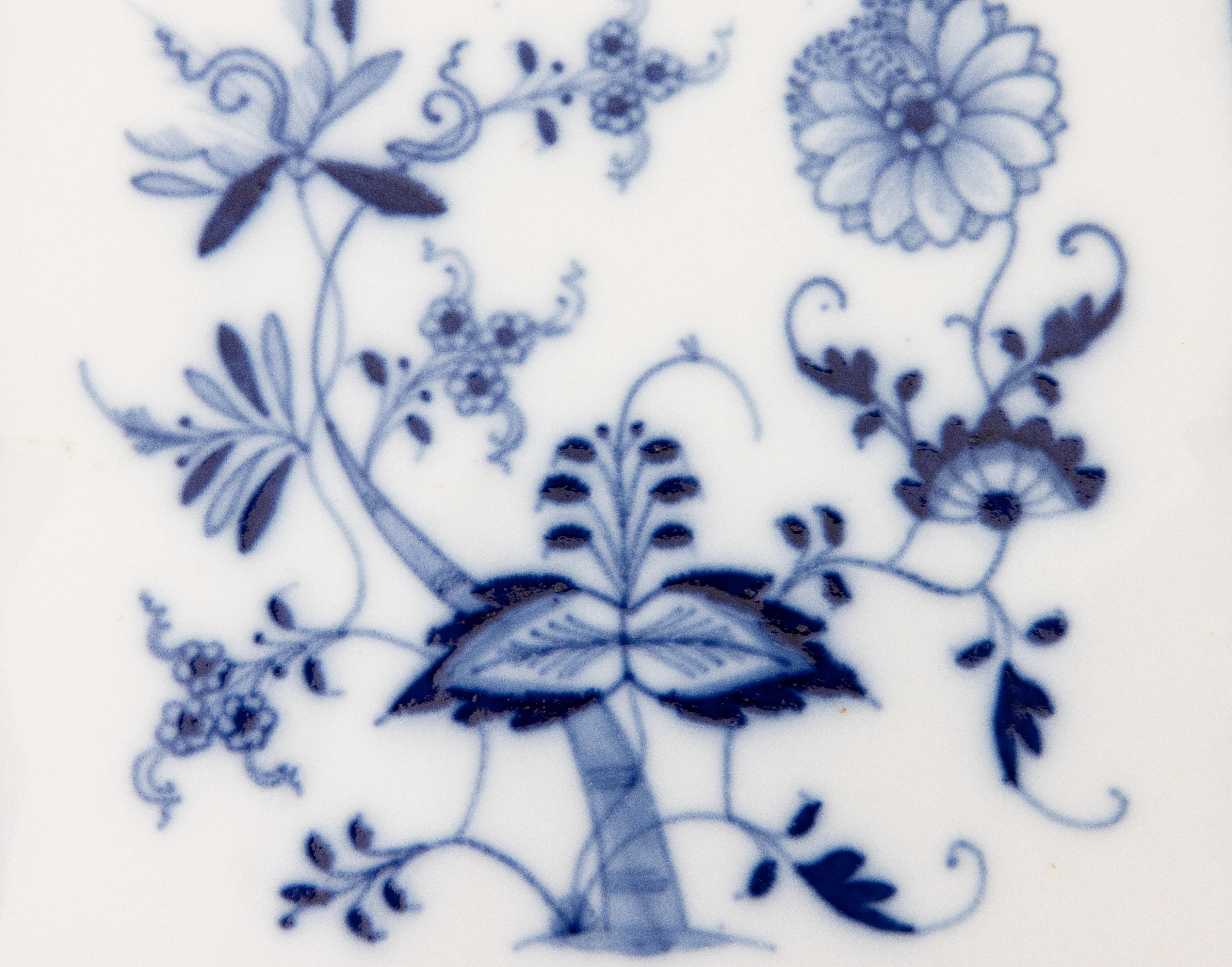 20ième siècle Ancien plat carré en porcelaine de Meissen festonné en forme d'oignon bleu en vente