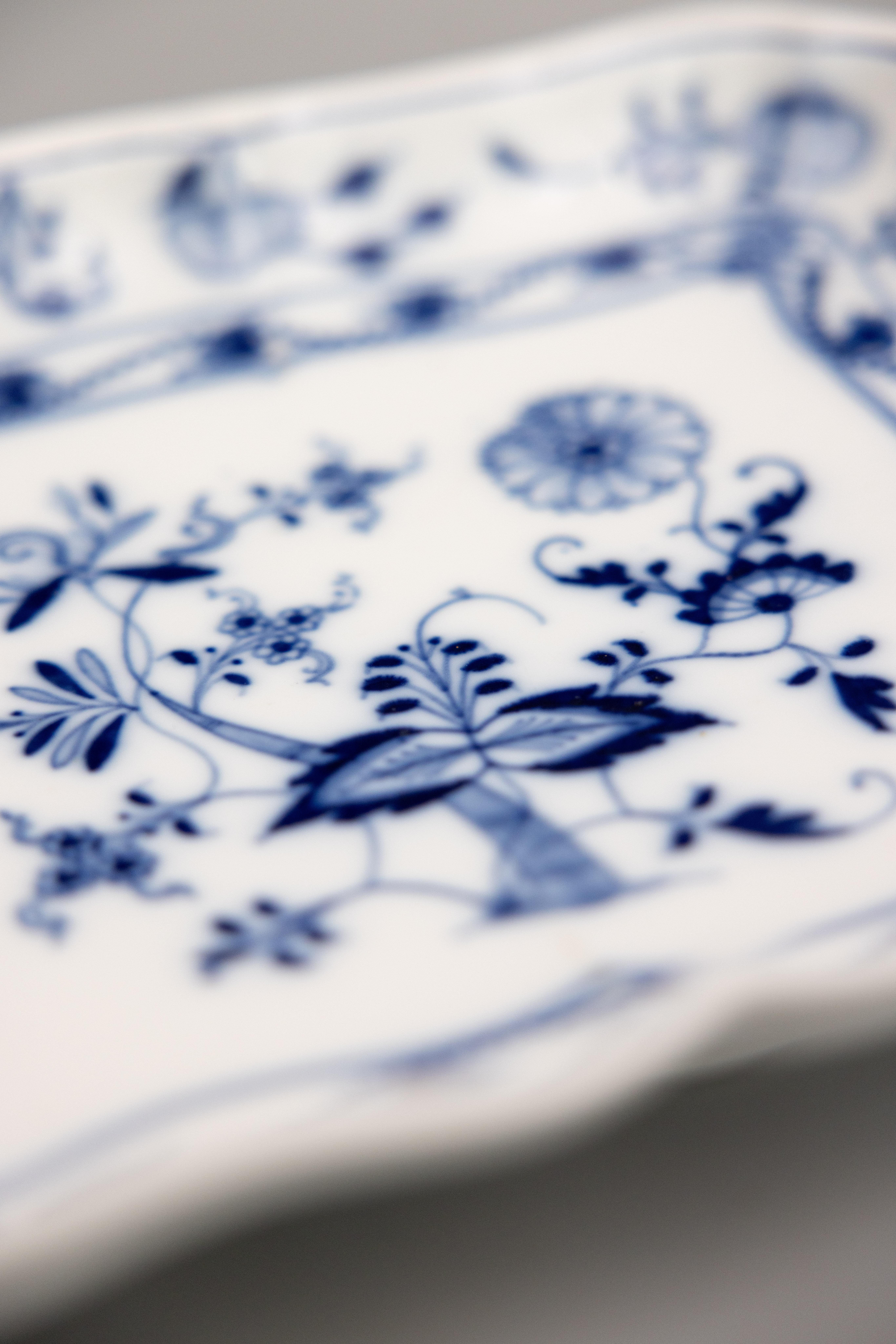 Ancien plat carré en porcelaine de Meissen festonné en forme d'oignon bleu en vente 1
