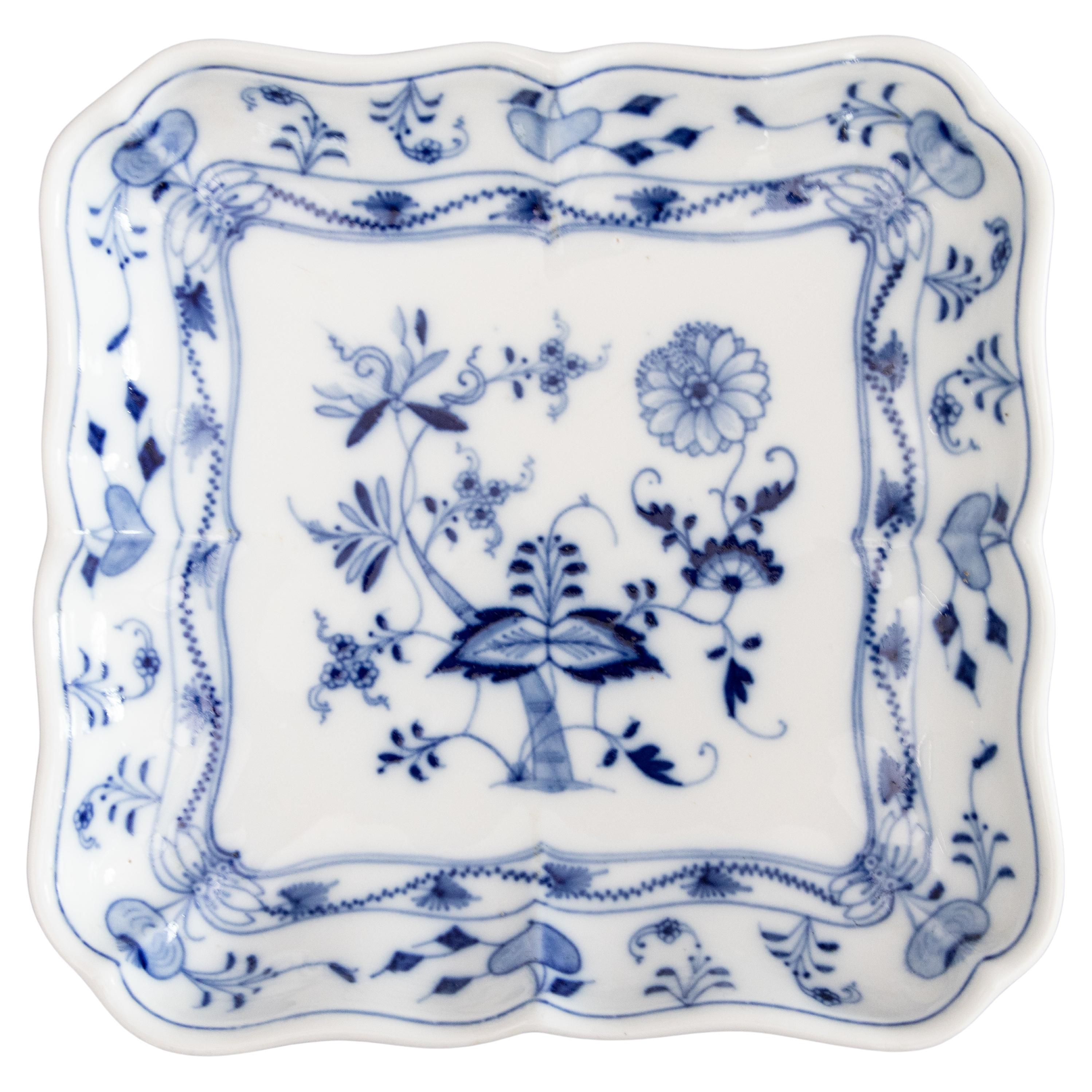 Ancien plat carré en porcelaine de Meissen festonné en forme d'oignon bleu