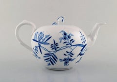 Théière ancienne de Meissen "Blue Onion" en porcelaine peinte à la main