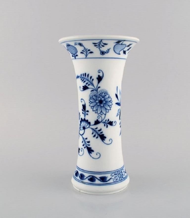 German Antique Meissen Blue Onion vase in hand-painted porcelain. Approx. 1900. For Sale