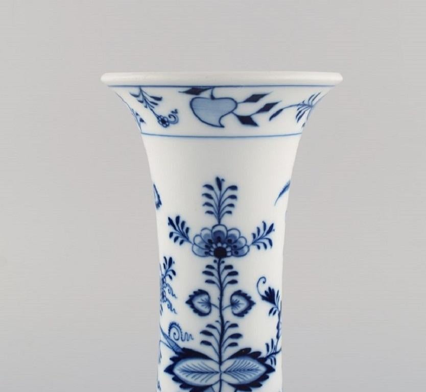 Antique Meissen Blue Onion vase in hand-painted porcelain. Approx. 1900. In Excellent Condition For Sale In Copenhagen, DK