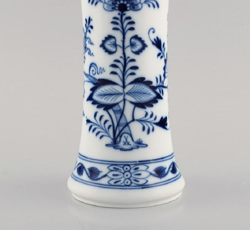 Early 20th Century Antique Meissen Blue Onion vase in hand-painted porcelain. Approx. 1900. For Sale