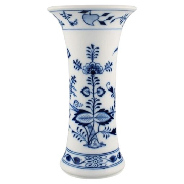 Vase ancien d'oignon bleu de Meissen en porcelaine peinte à la main. Environ 1900.