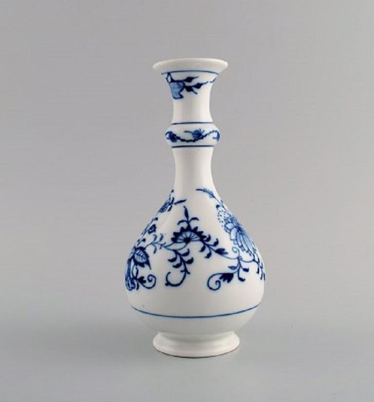Antique Meissen Blue Onion vase in hand-painted porcelain. 
Early 20th century.
Measures: 18.5 x 9 cm.
In excellent condition.
Stamped.
3rd factory quality.