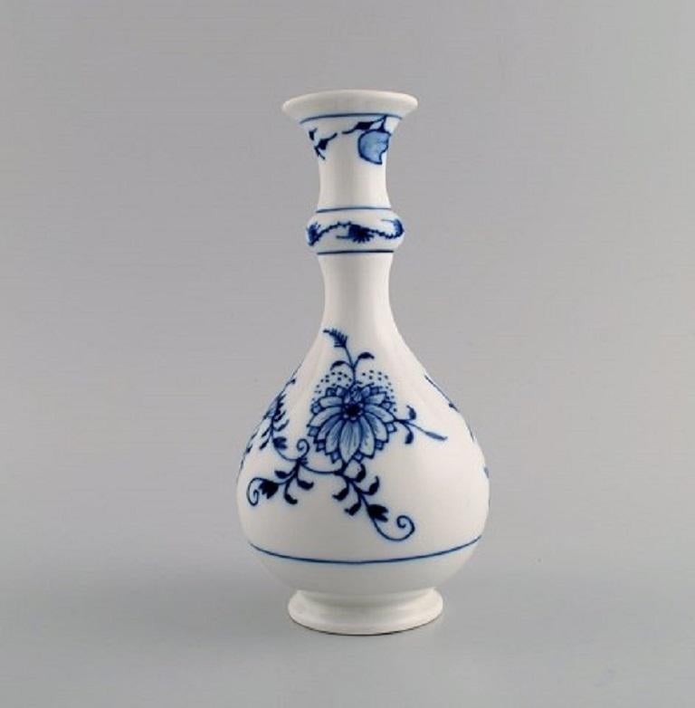German Antique Meissen Blue Onion Vase in Hand-Painted Porcelain, Early 20th C For Sale